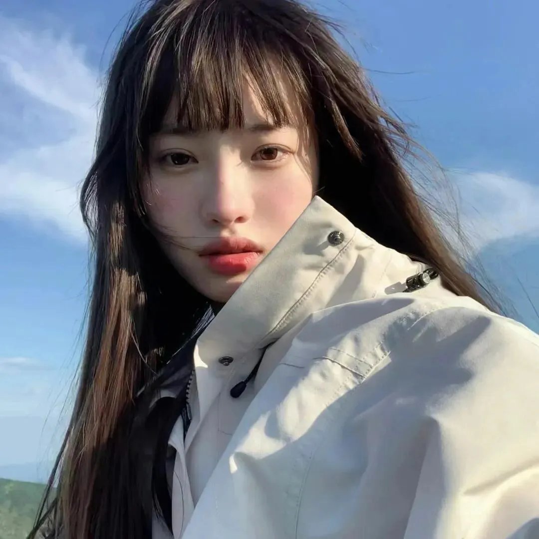 随盲柳入眠的女人